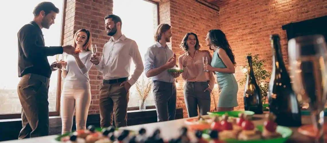 Imagen de fondo para el curso Cena entre amigos / empresa